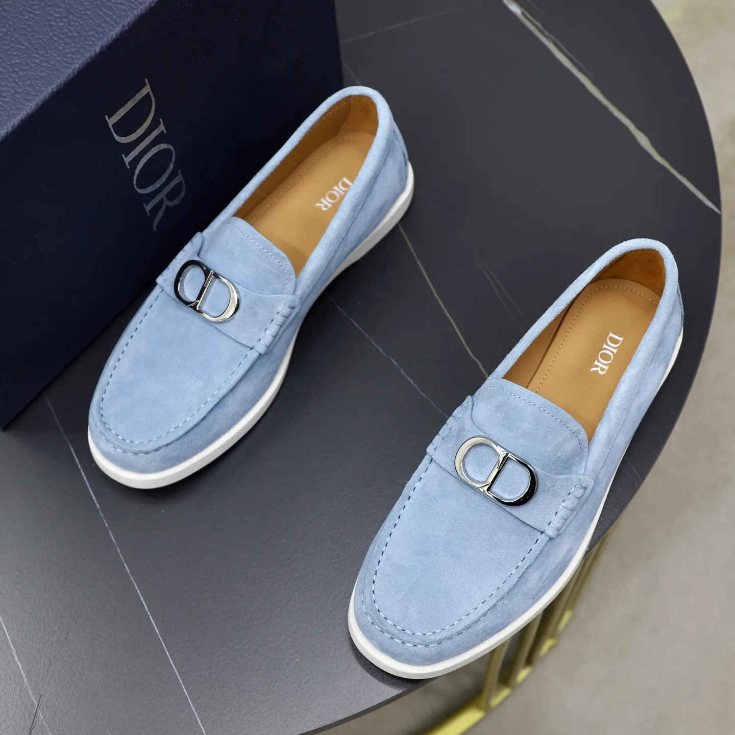 Ex-factory price: 540🙅‍♂️🙅‍♂️🙅‍♂️ Brand: Dior DIOR Standard code: Men's code 38/44 (45 can be customized) Grade: Same as the official website Material: Original cowhide stitching, cowhide lining, original TPU wear-resistant soft outsole Style categories: Leisure and sports version, footwear for driving, young fashion, European and American trends, British style Color: actual picture color